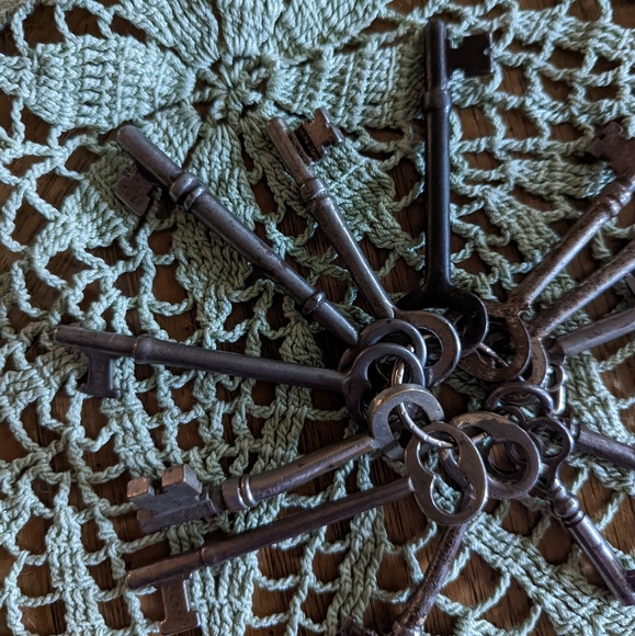 Vintage 12 Assorted Large & Short Skeleton Keys - Picture 4 of 5